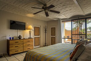 1 El Sol : 1 King bed, Private Balcony | Premium bedding, individually decorated, individually furnished