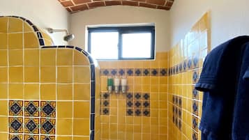 2 La Luna, 1 King Bed, Private Balcony | 浴室 | 淋浴設備、風筒、浴袍、提供毛巾