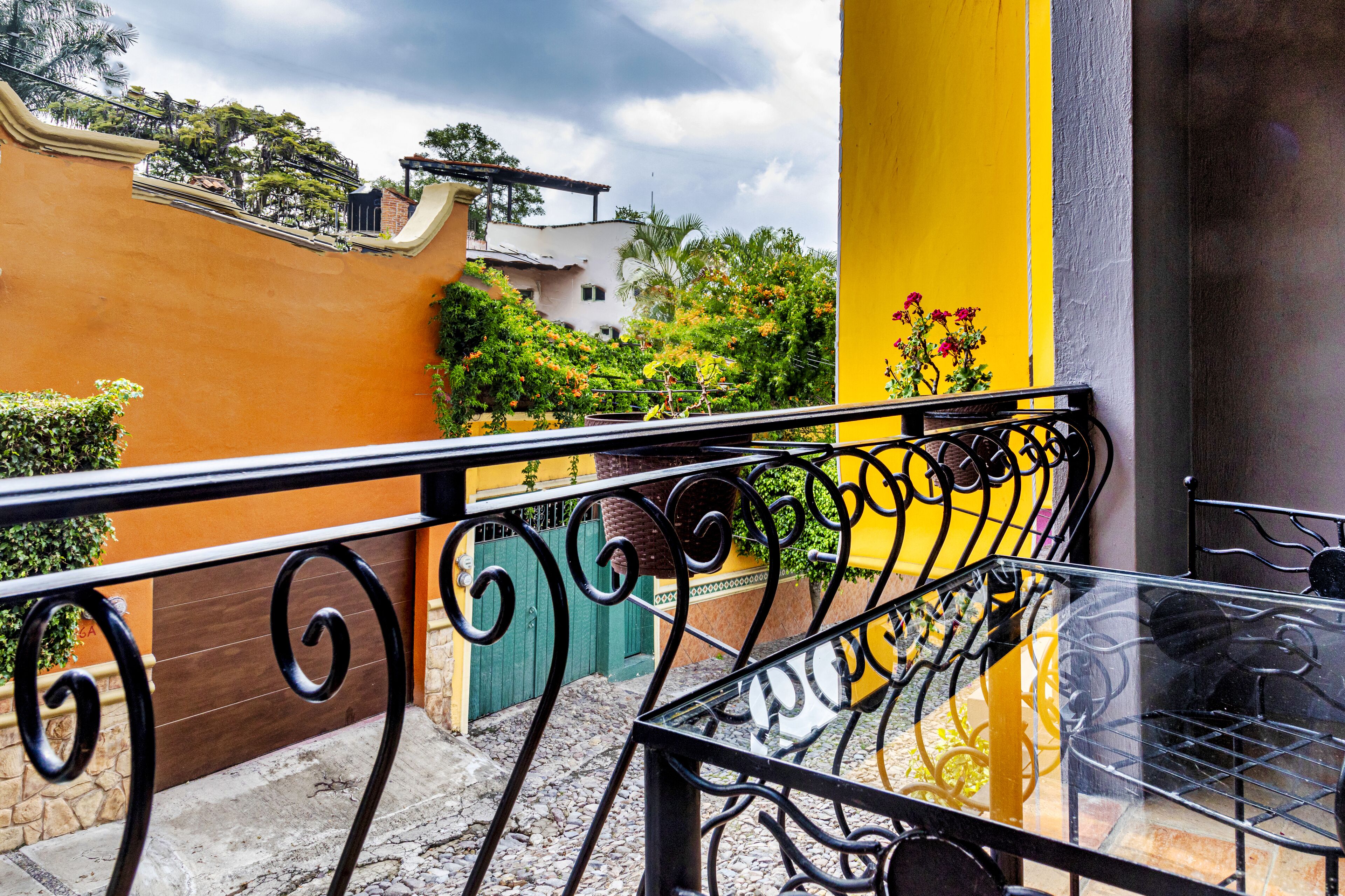 1 El Sol : 1 King bed, Private Balcony | Ropa de cama de alta calidad y decoración personalizada 