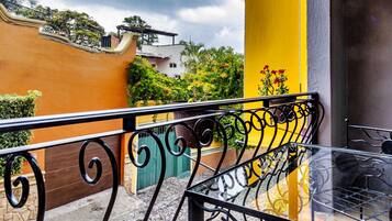 1 El Sol : 1 King bed, Private Balcony | 1 habitación, ropa de cama de alta calidad y decoración personalizada