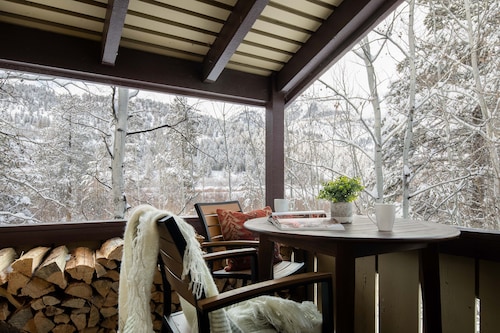 Outpost: Huckleberry 3124 -Wood burning fireplace!