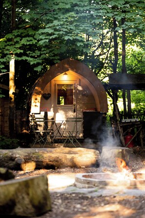 Bluebell Pod | Premium bedding, individually decorated, individually furnished - Hollington Park Glamping (Newbury)