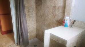 Douche, serviettes fournies, savon, shampoing