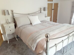 2 bedrooms, free WiFi, bed sheets - 2 bedroom accommodation in Geldeston, near Beccles (Geldeston, near Beccles)