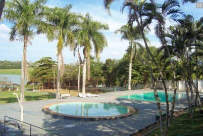 Rancho Chacara Iacanga - 8 habitaciones, piscina, sala de estar, Rio Tiete, habitaciones con aire acondicionado