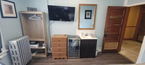 Towels, shampoo, toilet paper