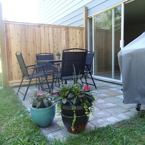 Outdoor dining - Spacious 2 bedroom suite on private lot (Pemberton)