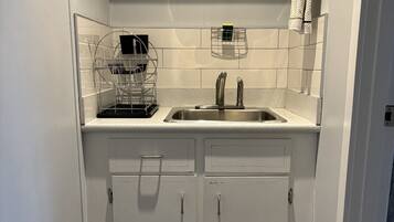 Kühlschrank, Mikrowelle, Wasserkocher mit Kaffee-/Teezubehör