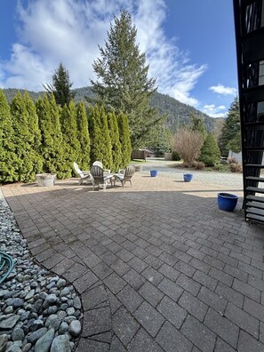 Terrace/patio - Spacious 2 bedroom suite on private lot (Pemberton)
