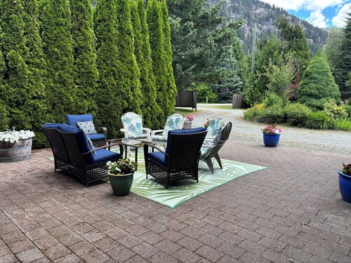 Spacious 2 bedroom suite on private lot