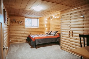 5 bedrooms, desk, iron/ironing board, WiFi