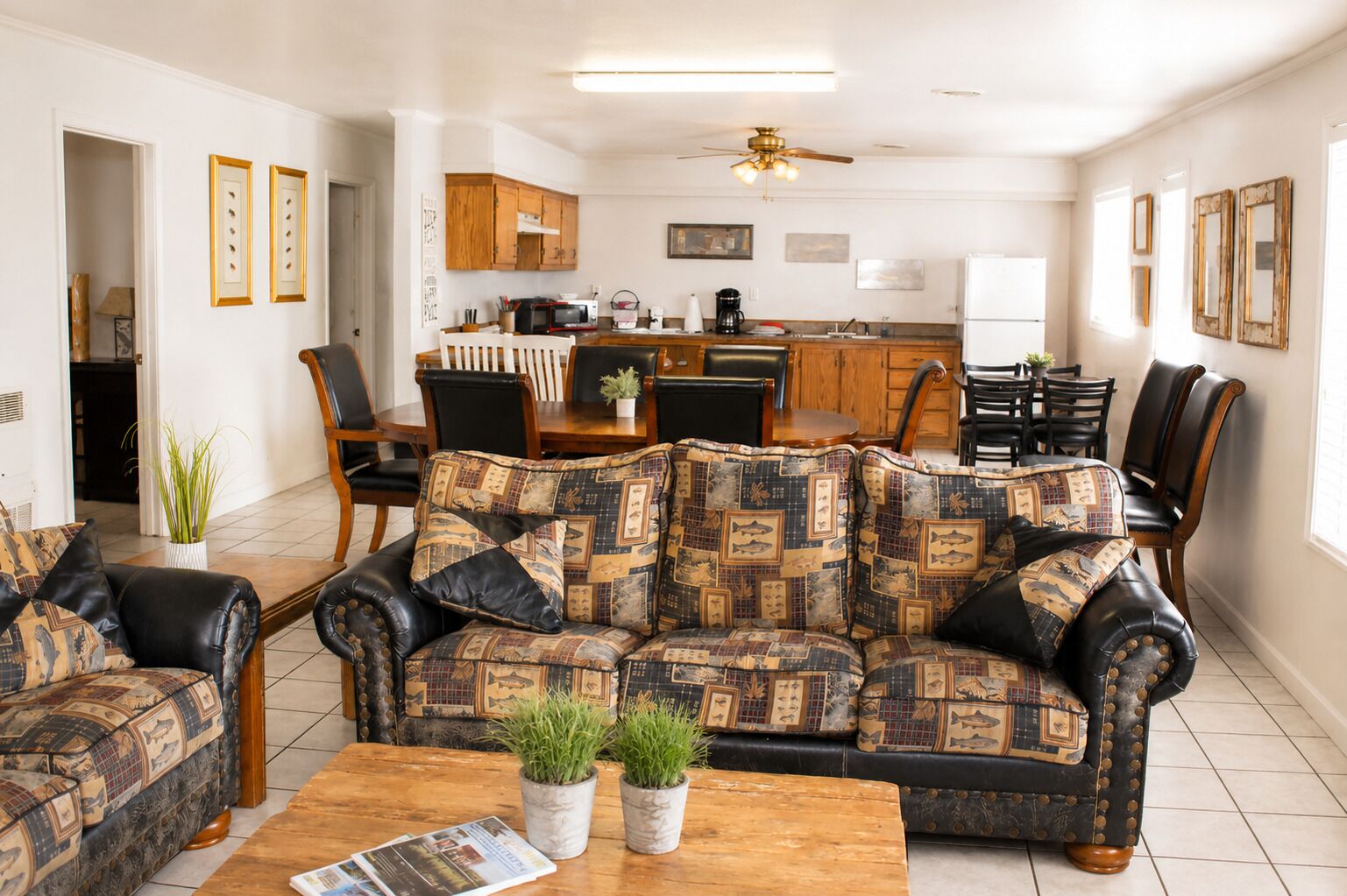 Family Cabin (HH) | Living area | TV