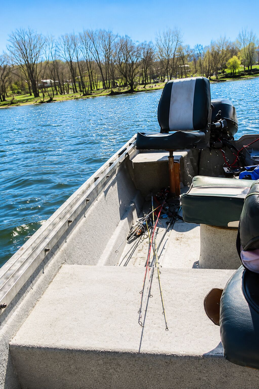 Ein Motorboot mit Sitzgelegenheit und Angelruten.