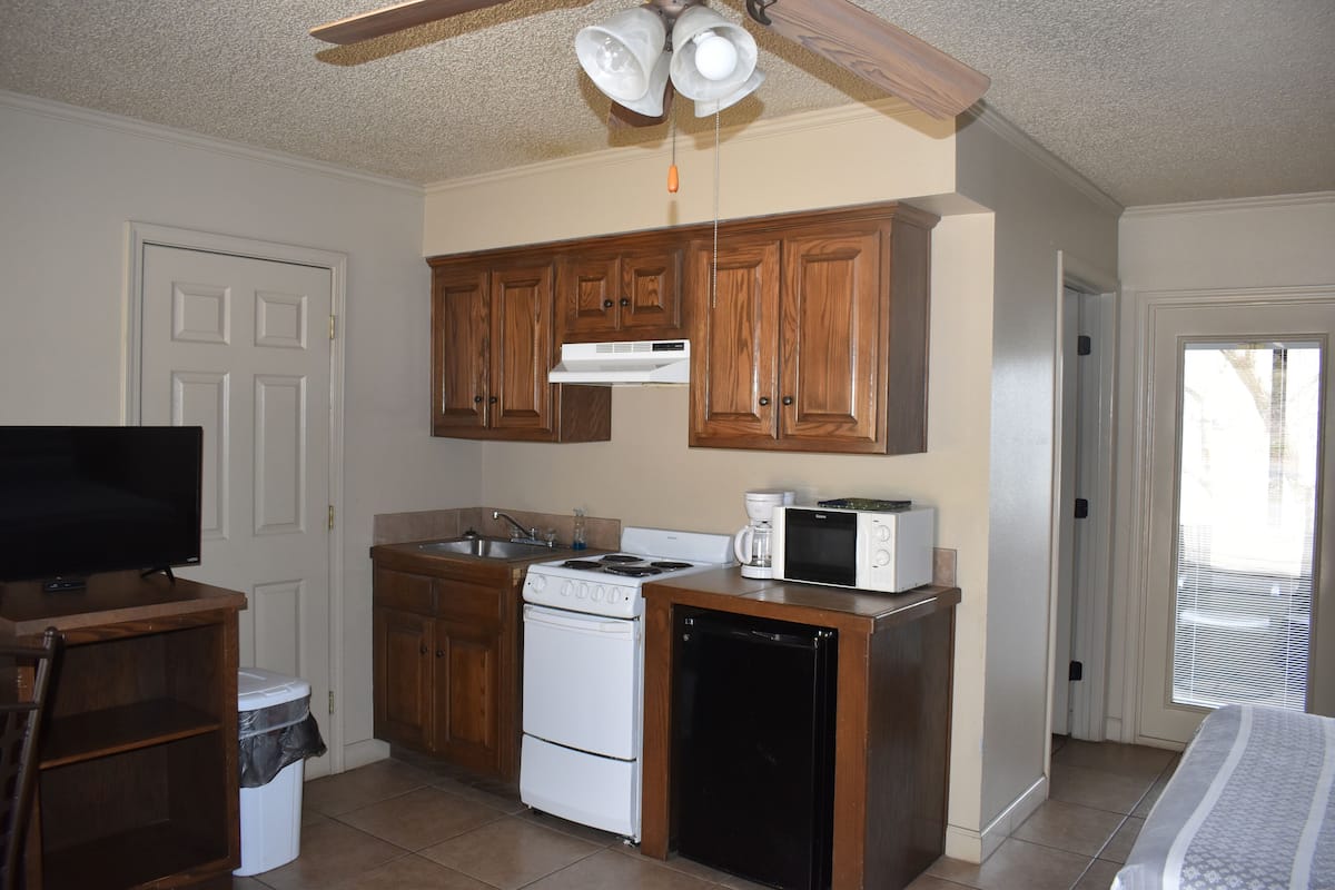 deluxe room, kitchenette | 1 bedroom, premium bedding, free rollaway beds, free wifi