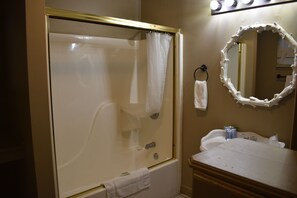 Family Cabin (HH) | Bathroom | Towels