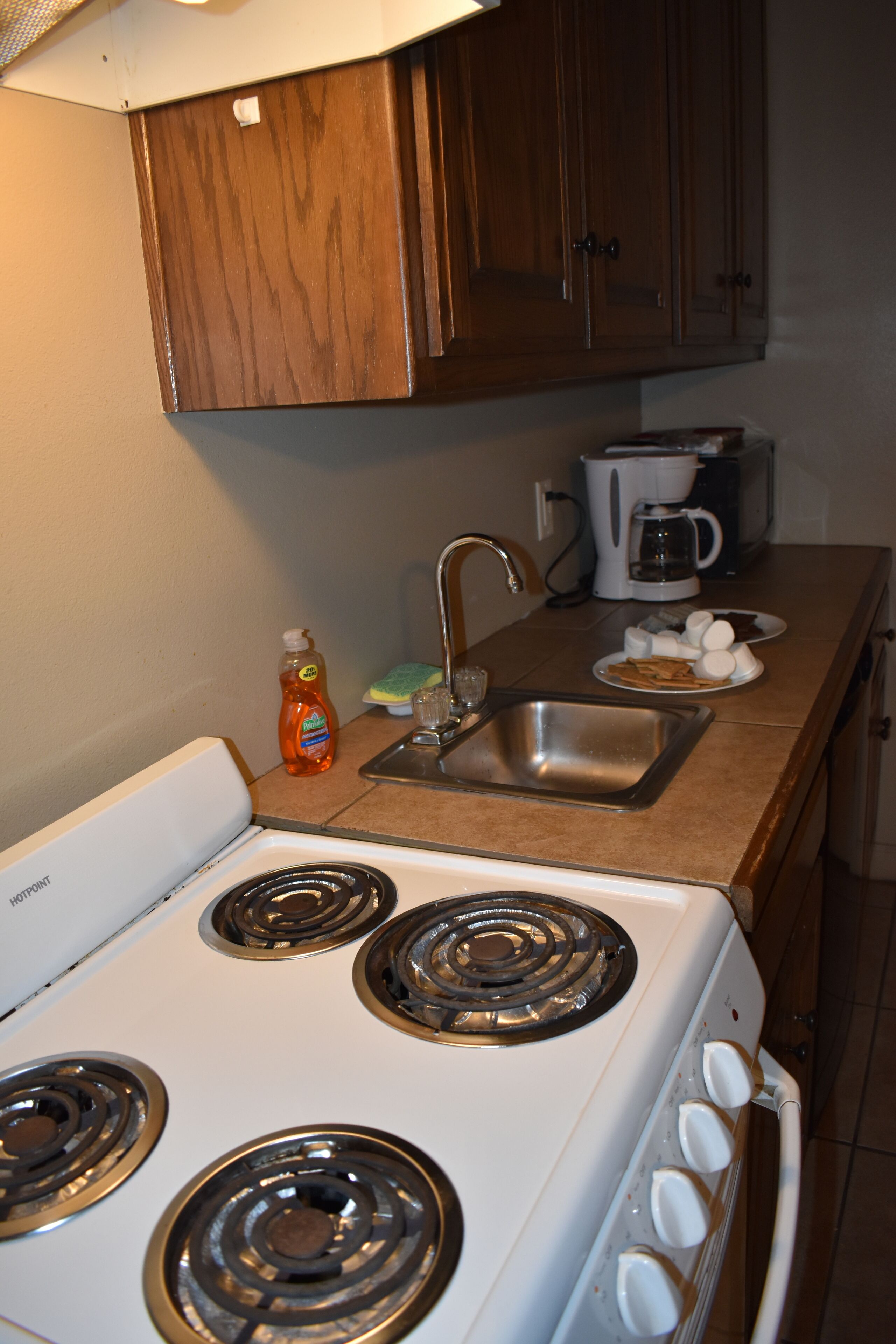 deluxe room, kitchenette | private kitchenette | coffee/tea maker