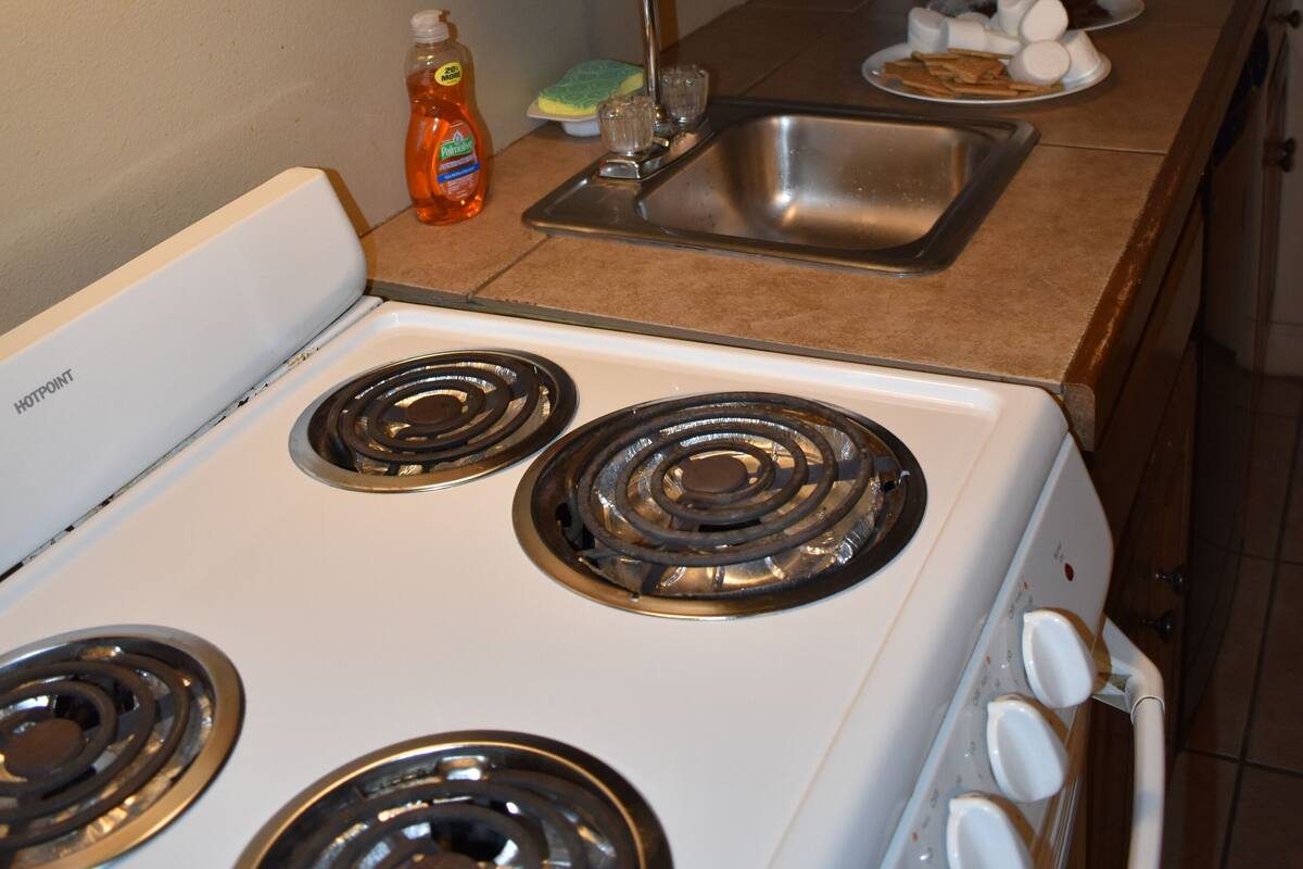 deluxe room, kitchenette | private kitchenette | coffee/tea maker