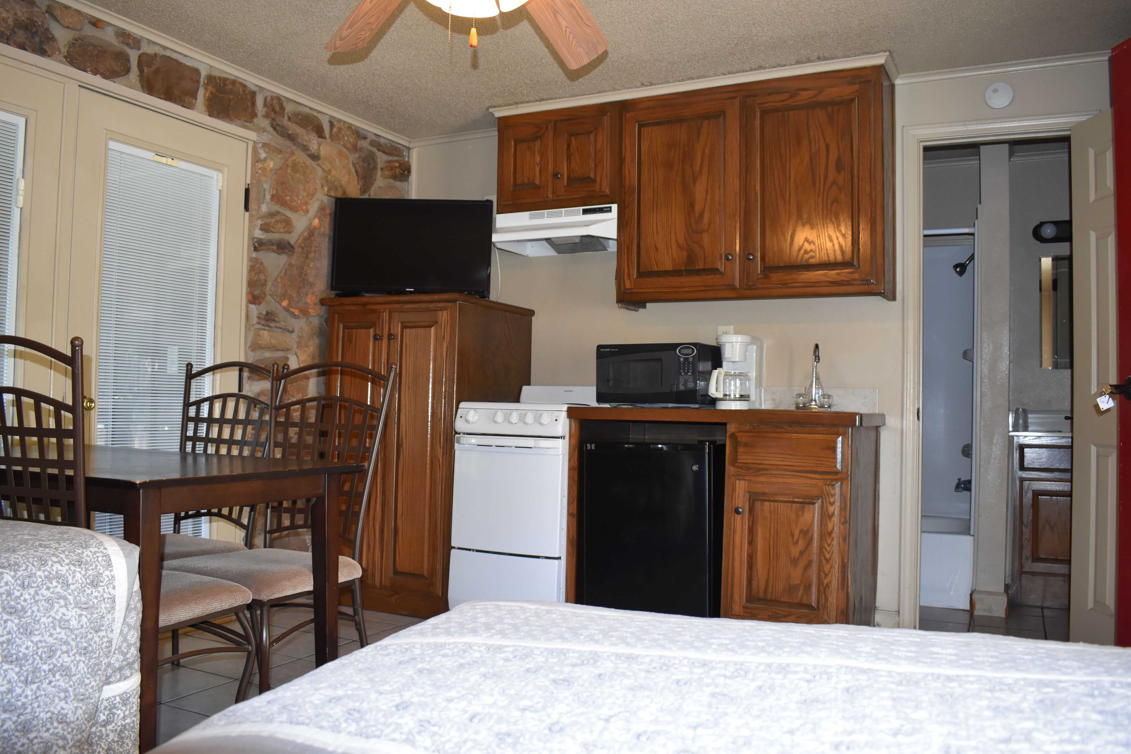 deluxe room, kitchenette | private kitchenette | coffee/tea maker