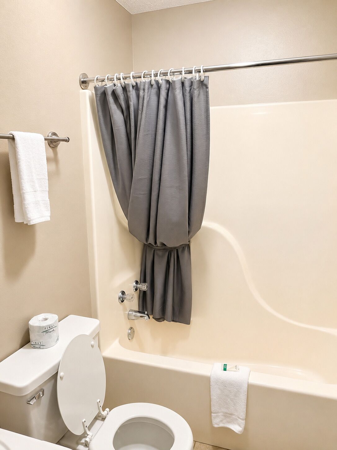 Ein Badezimmer mit Toilette, Badewanne und Duschvorhang.