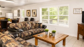 Family Cabin (HH) | Living area | TV