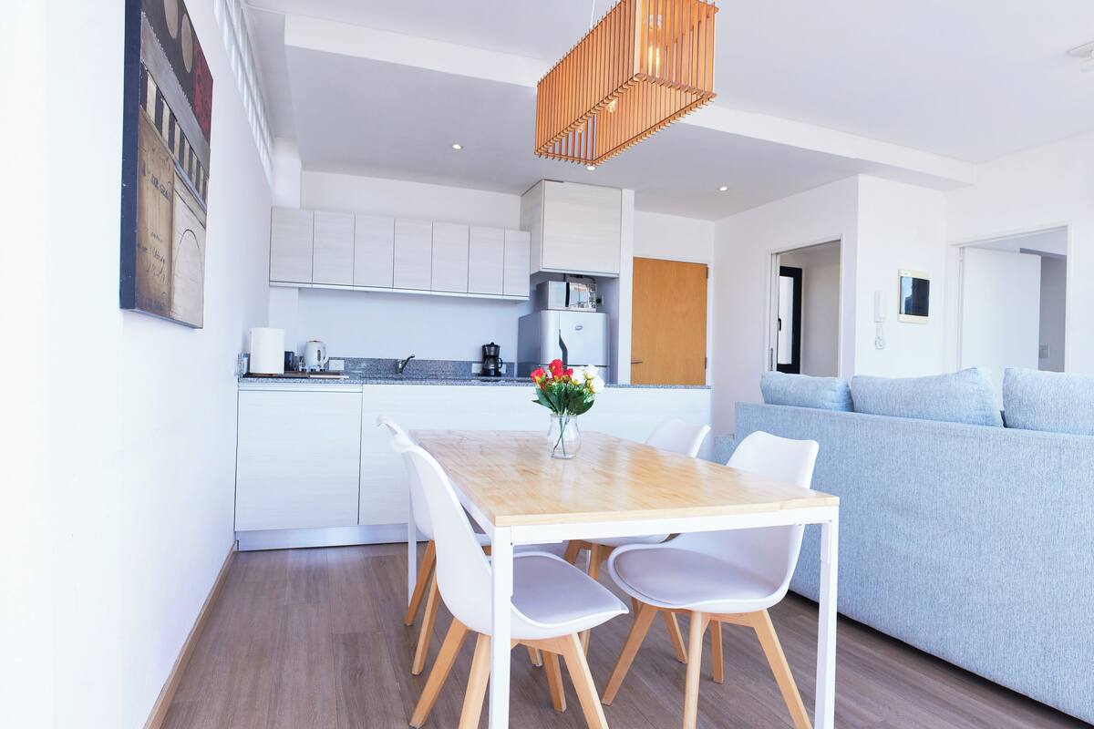 Apartamento Premium Plus | Zona de estar | Una televisión de pantalla plana, suelo radiante