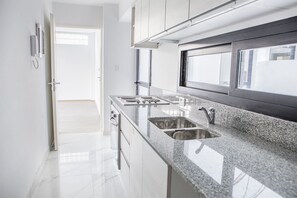 Departamento (1A) | Cocina privada | Refrigerador con congelador, microondas, horno y parrilla de estufa 
