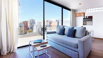 Apartamento Premium Plus | Oturma alanı | Düz ekran televizyon, ısıtmalı zemin