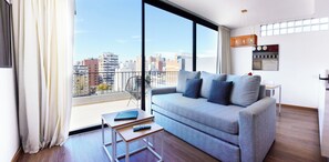 Apartamento Premium Plus | Living area | Flat-screen TV, heated floors