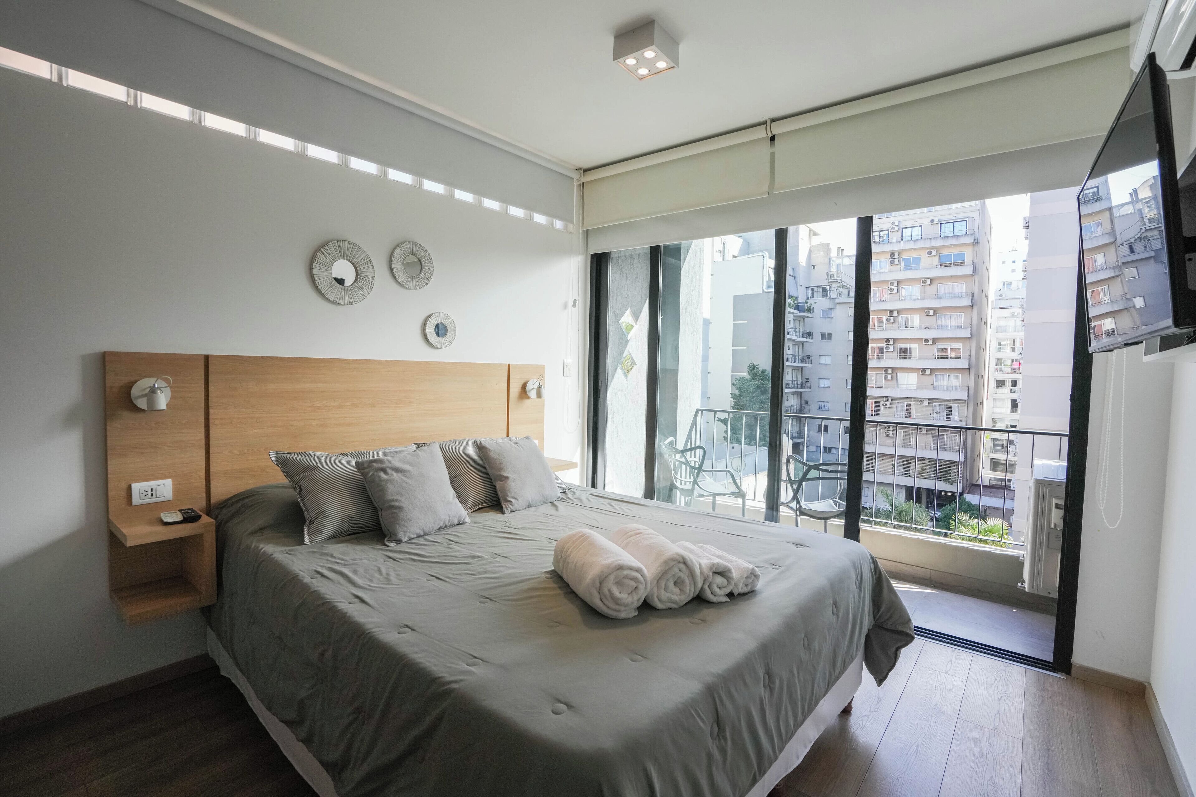 Apartamento Clásico | Màn/rèm cản sáng, bàn ủi/dụng cụ ủi quần áo 