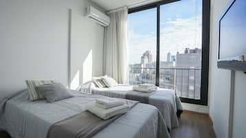 1 habitación, cortinas blackout y tabla de planchar con plancha