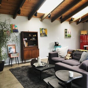 Smart-TV, Kamin, Bücher