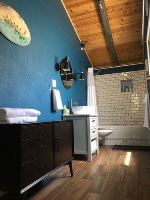 Combined shower/bathtub, hair dryer, towels, soap - Mid-Mod Boutique Vineyard Guesthouse (Squaw Valley)
