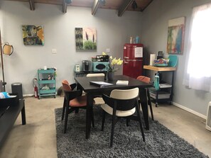 Dining - Mid-Mod Boutique Vineyard Guesthouse (Squaw Valley)