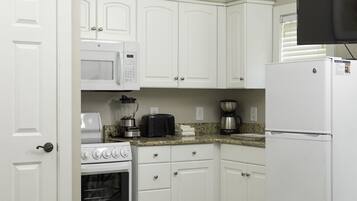 Full-size fridge, microwave, oven, stovetop