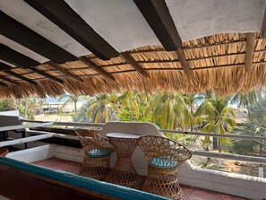 Bungalow superior, vista a la playa | Terraza o patio