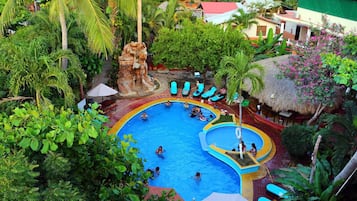 Piscine extérieure, chaises longues