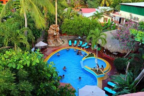 Outdoor pool, open 10:00 AM to 10:00 PM, sun loungers - Hotel y Bungalows Acuario (Puerto Escondido)