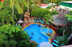 Una piscina al aire libre, sillones reclinables de piscina