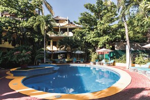 Una piscina al aire libre (de 10:00 a 22:00), tumbonas