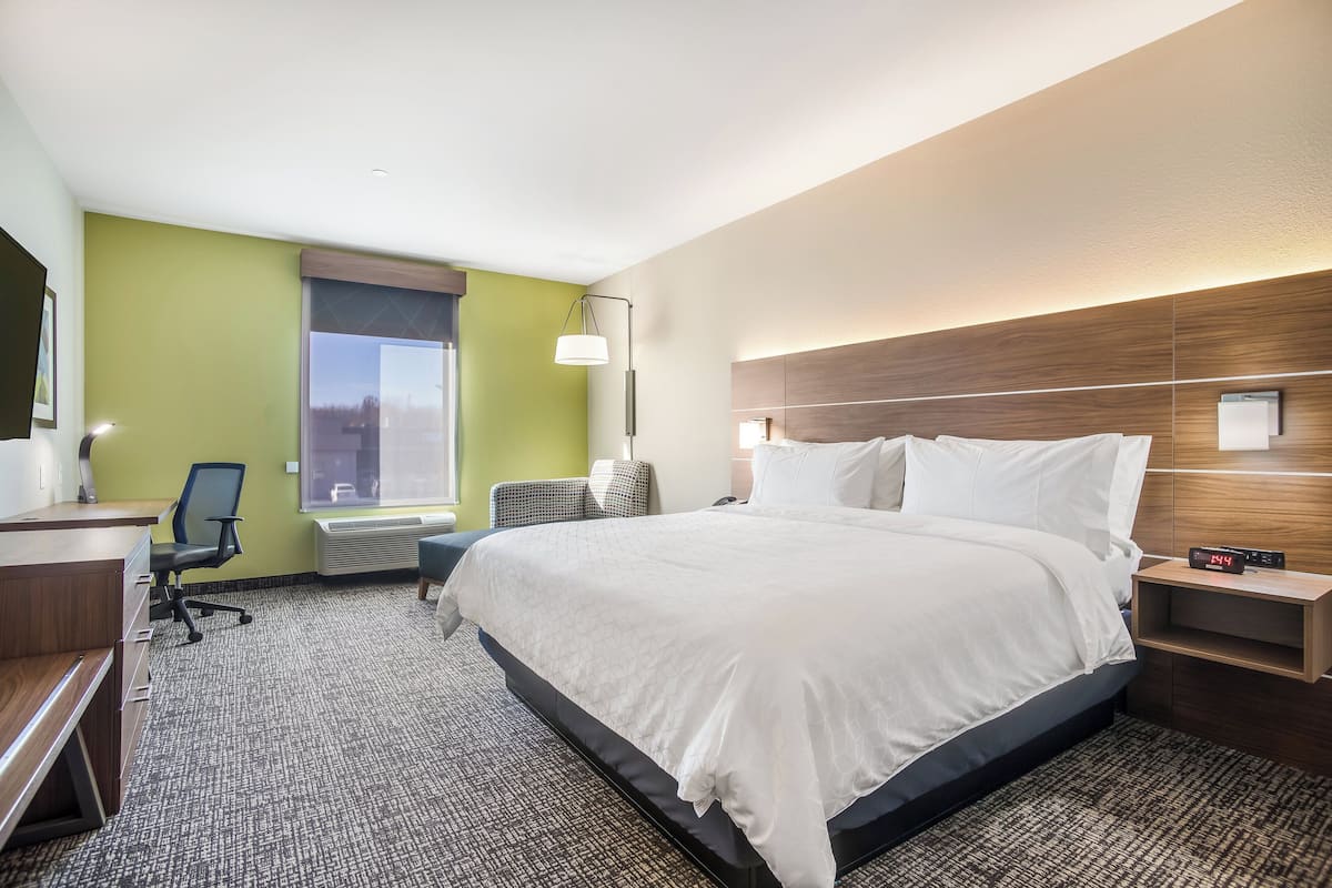 Standard Room, 1 King Bed, Accessible (Comm, Mobil, Accessible Tub) | In-room safe, desk, iron/ironing board, free WiFi