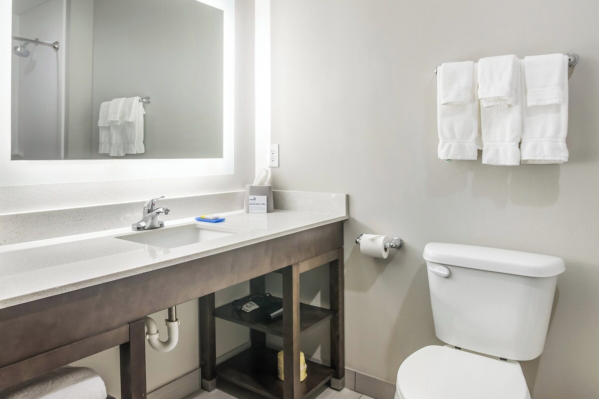 Combined shower/tub, designer toiletries, hair dryer, towels