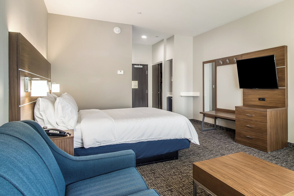 In-room safe, desk, iron/ironing board, WiFi (free)
