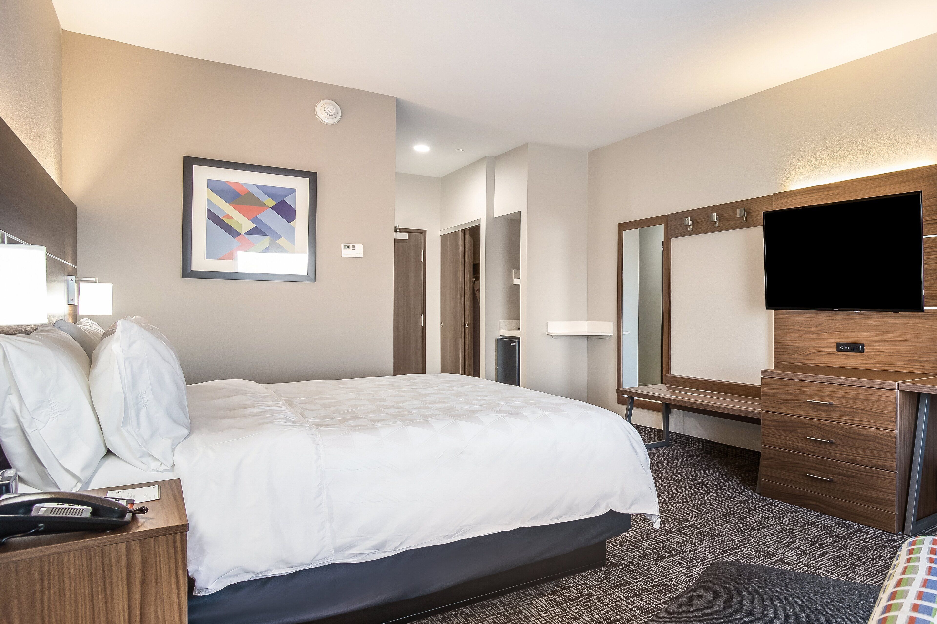 standard room, 1 king bed | 1 bedroom, in-room safe, desk, iron/ironing board