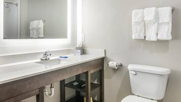 Combined shower/bathtub, designer toiletries, hair dryer, towels