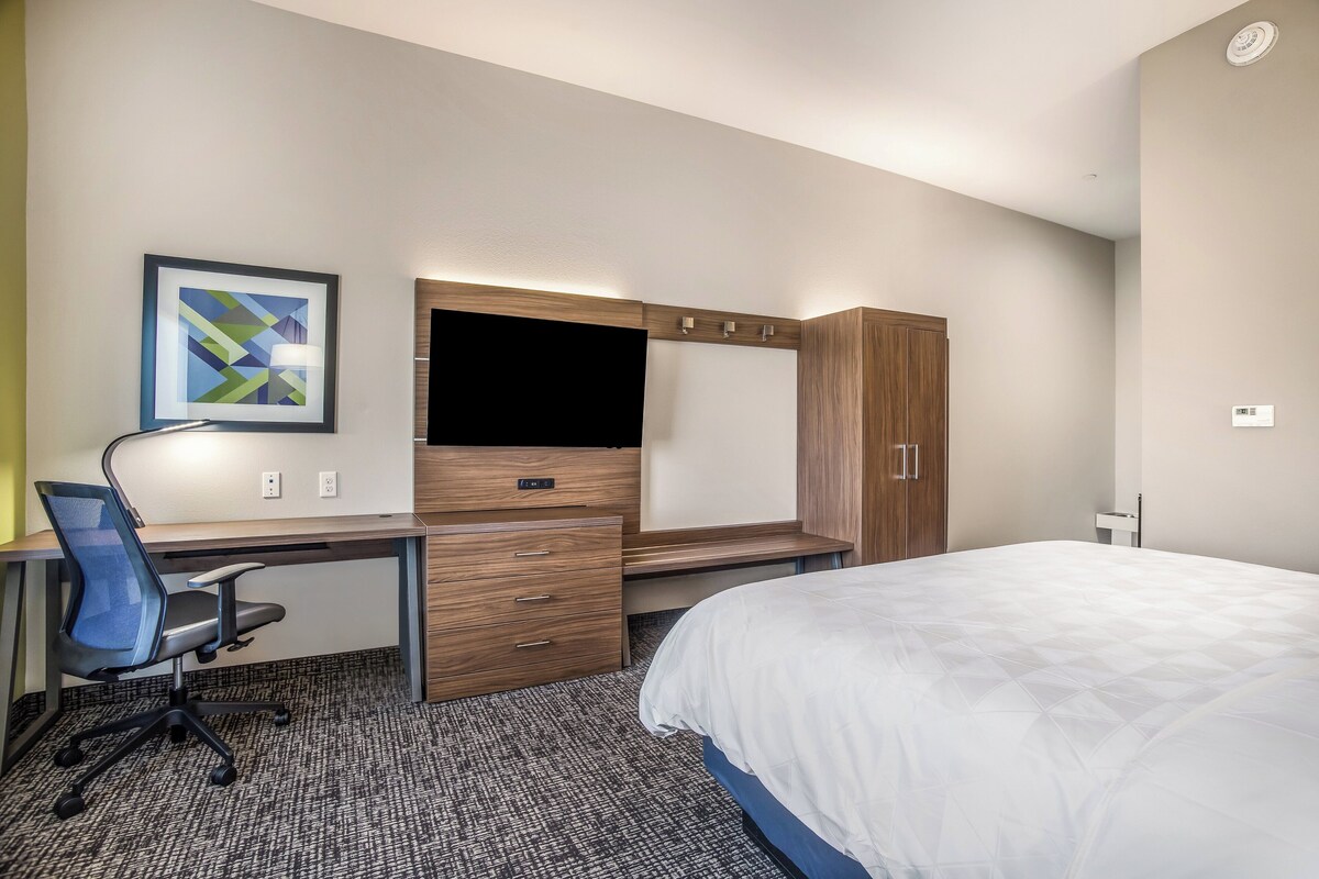 In-room safe, desk, iron/ironing board, WiFi (free)