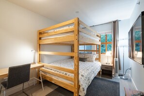 2 bedrooms, desk, iron/ironing board, free WiFi