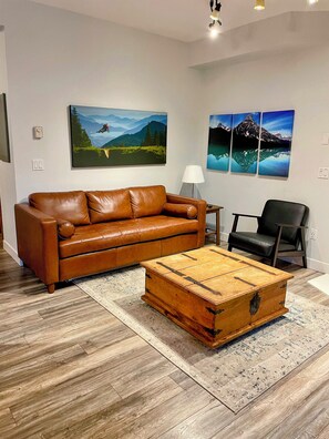 Smart TV, fireplace, video games, books - Northstar Townhouse in Village. Pool/Hot Tub/Parking. Sleeps 7-8 (Whistler)