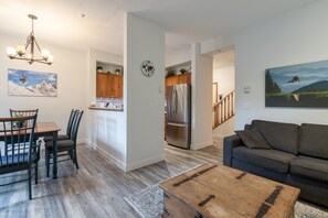 Smart-tv, een open haard, videospelletjes en boeken