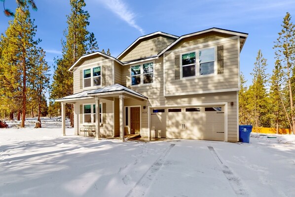 Exterior - Magnificent Creater Road Retreat with 6 bedrooms and 3 bathroom on 1.2 acres. (Bend)