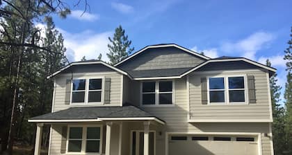 Magnifique retraite Creater Road avec 6 chambres et 3 salles de bain sur 1. 2 acres.